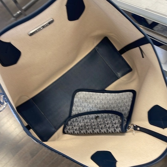 Michael Kors Eva Large Ombré Signature Logo Tote Bag
Navy
NWT - Picture 7 of 16